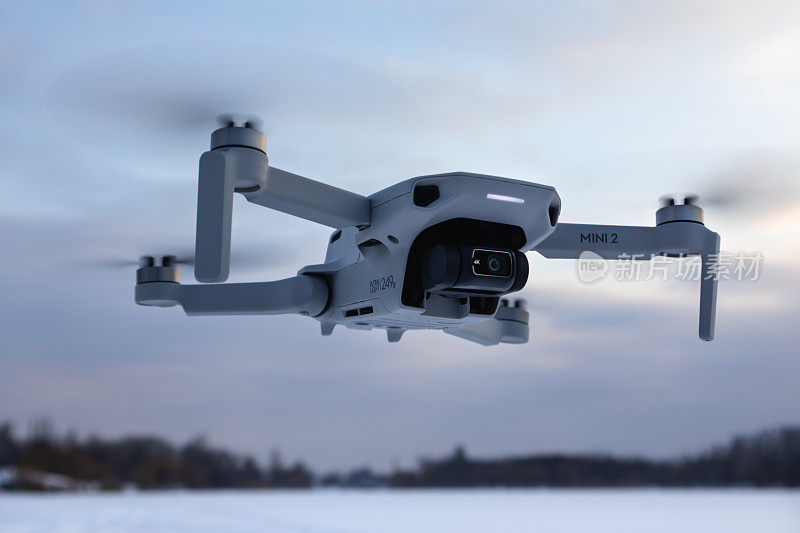 大疆Mavic Mini 2无人机在冬日雪景中飞行